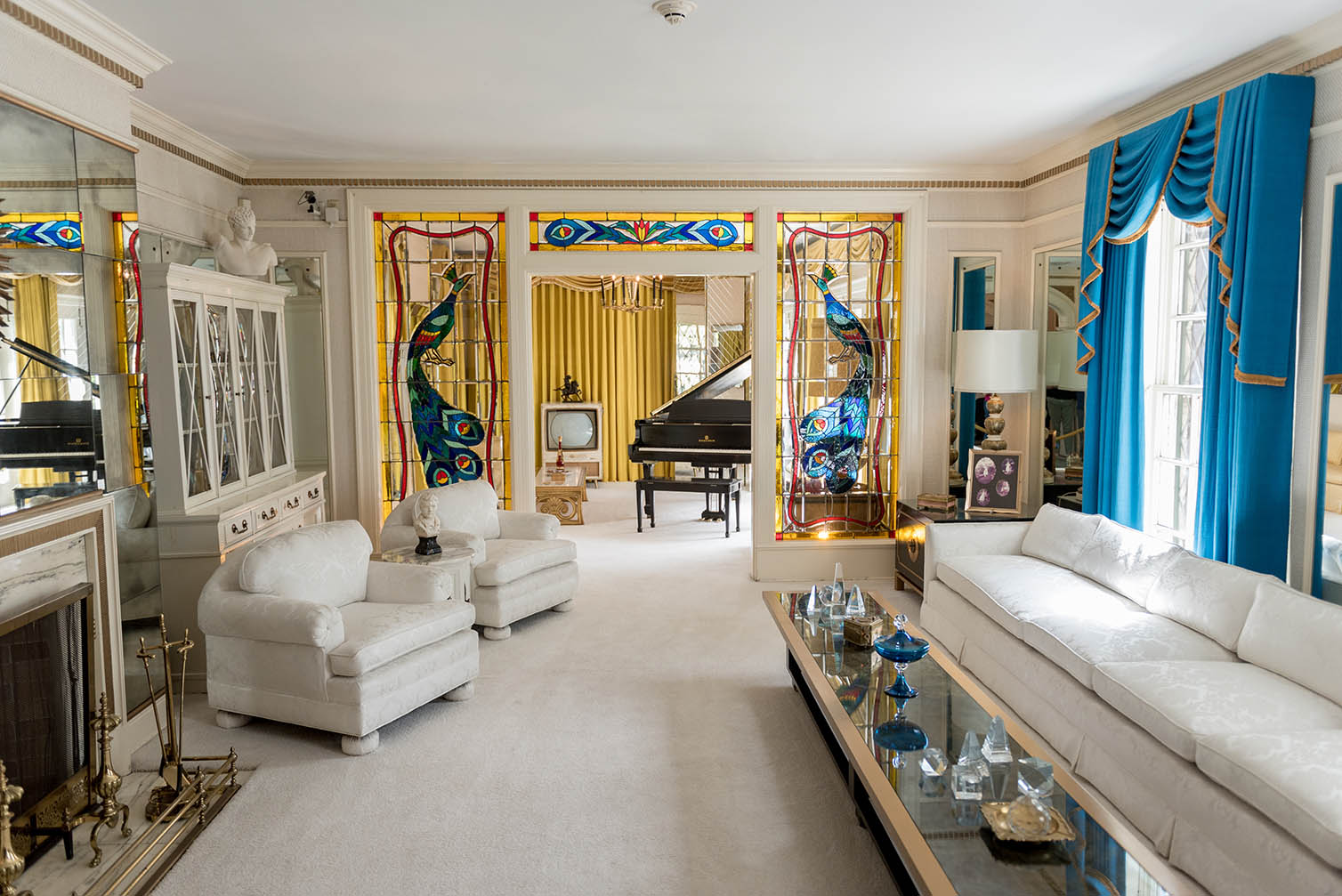 Students can see the mansion of Elvis Presley in Graceland.