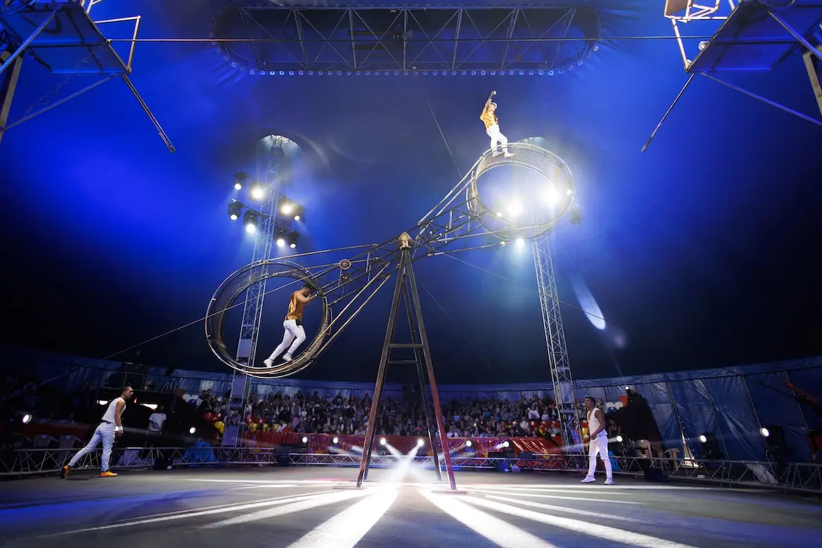 brave-male-acrobats-in-the-rotating-wheel-of-death-2026-03-25-04-23-40-utc