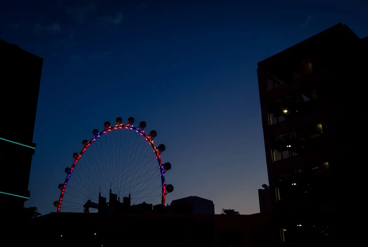 ferris-wheel-at-night-in-las-vegas-2026-03-26-11-43-01-utc